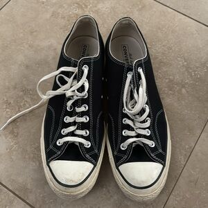 Black low rise men’s converse